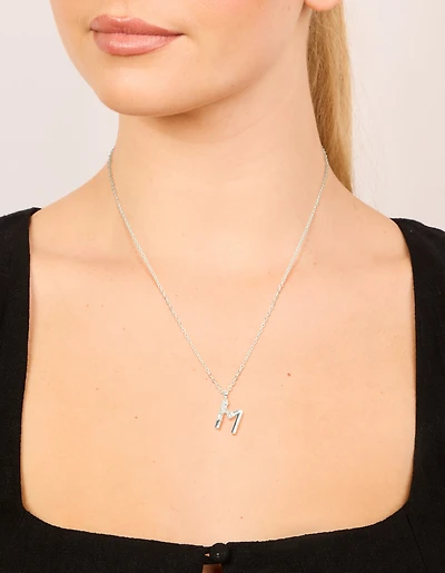 Collier en zircone cubique mince plaqué argent en lettres M
