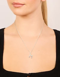 Collier en zircone cubique mince plaqué argent en lettres M