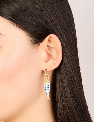 Boucles d’oreilles Huggie de poisson rayées dorées, blanches et bleues