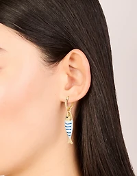 Boucles d’oreilles Huggie de poisson rayées dorées, blanches et bleues