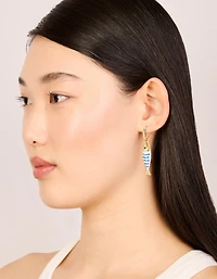 Boucles d’oreilles Huggie de poisson rayées dorées, blanches et bleues