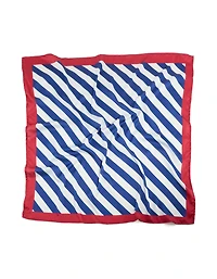 Écharpe en tissu blanc, rouge et bleu à rayures multiples