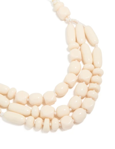 Collier en fil acrylique perlé à la crème