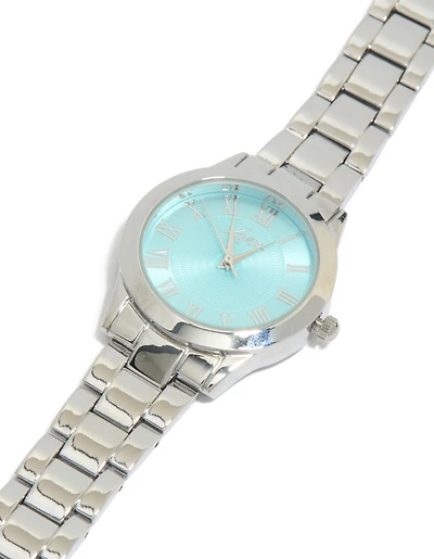 Montre argentée classique avec cadran bleu et chiffres romains