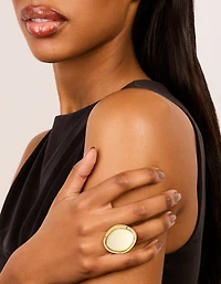 Bague plaquée or avec pierre ovale épaisse couleur crème