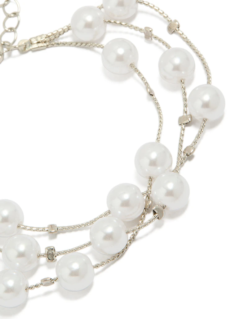 Bracelet à plusieurs rangs de perles argentées