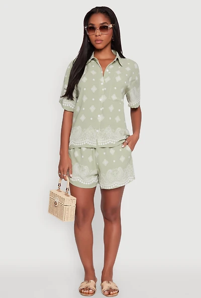 Womens Crepe Knit Bandana Print Shorts, Green, Size M