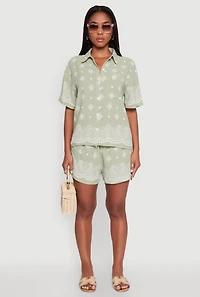 Womens Crepe Knit Bandana Print Shorts, Green, Size M