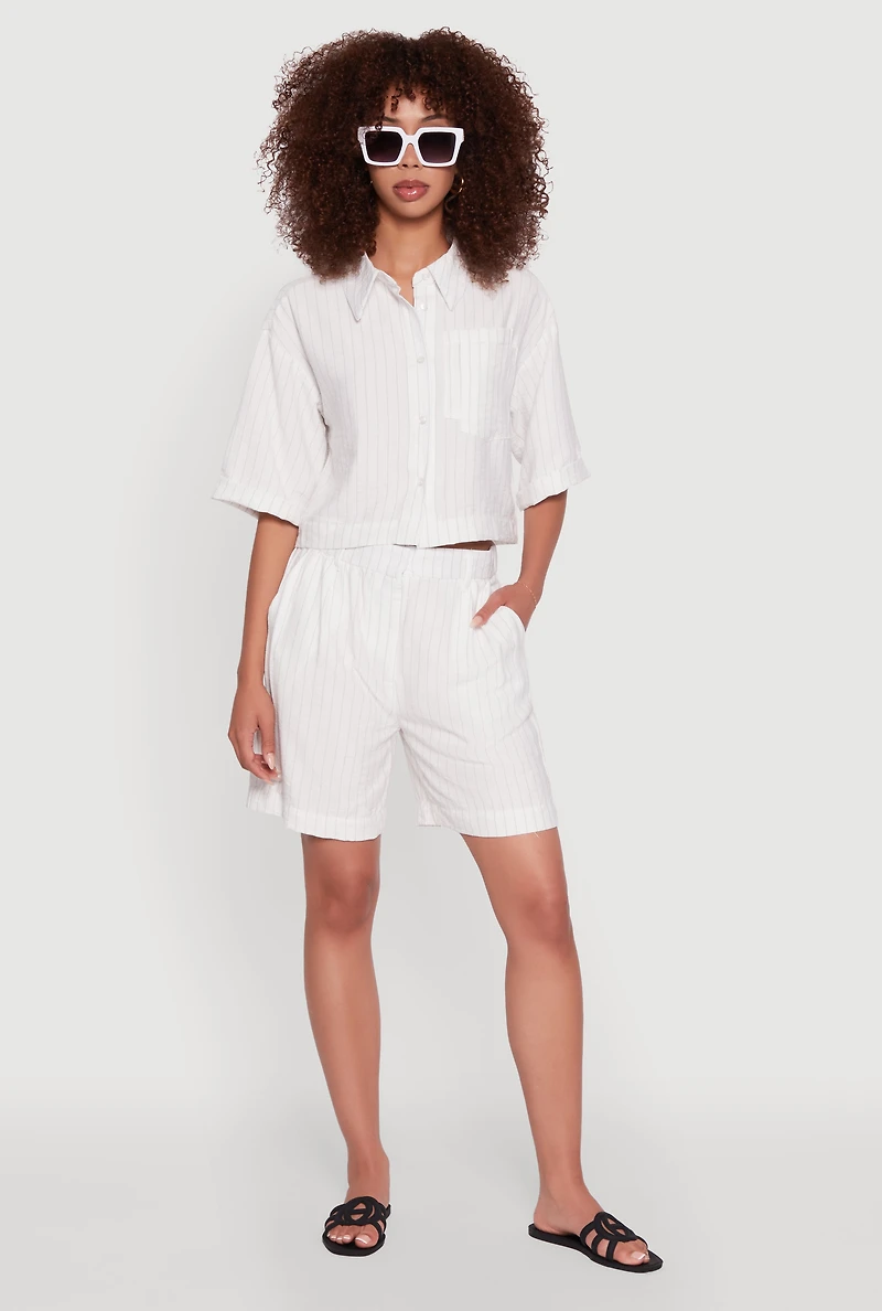 Womens Trendy High Waisted Pinstripe Crepe Knit Shorts, White, Size M