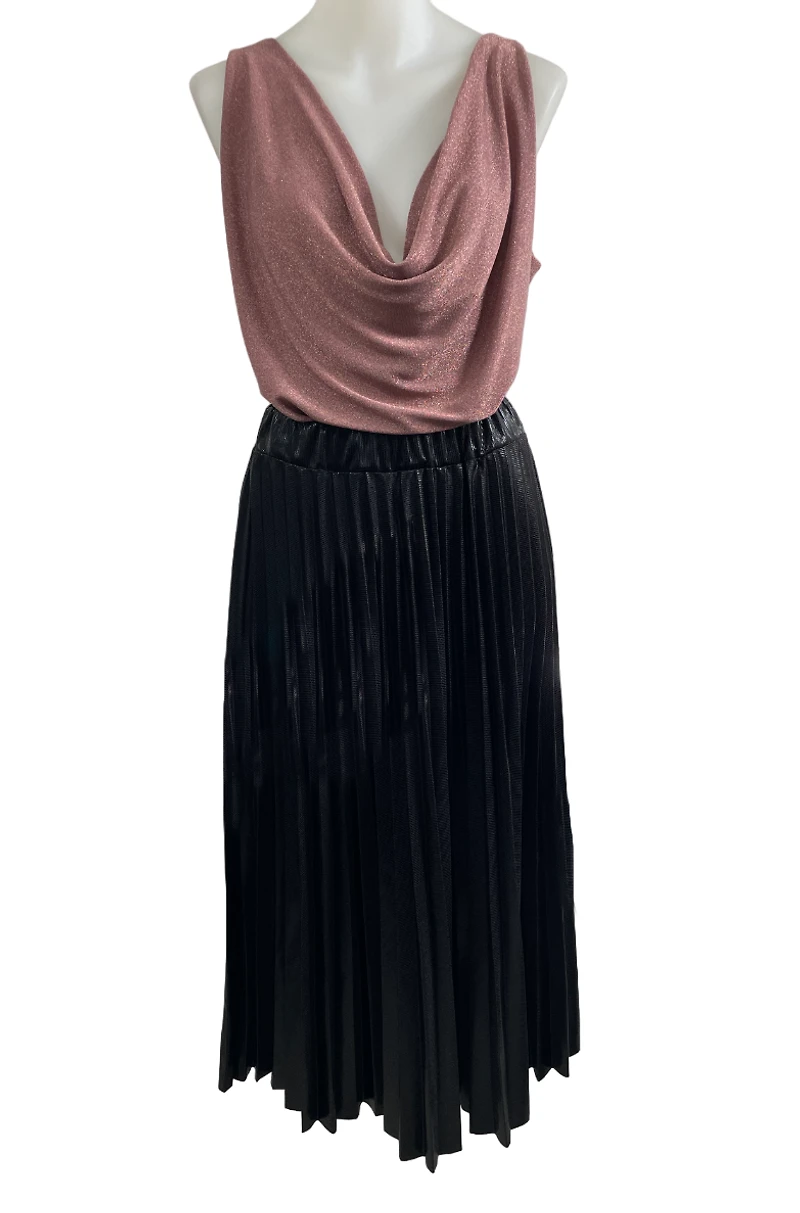 Elegant pleated skirt with lustrous effect