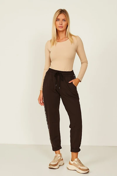 Pantalon avec bande de strass latérale au motif léopard