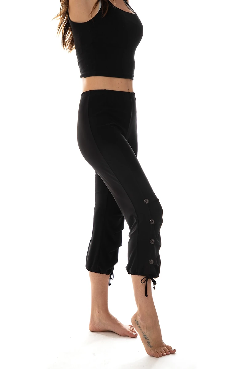Capri pants with adjustable hem