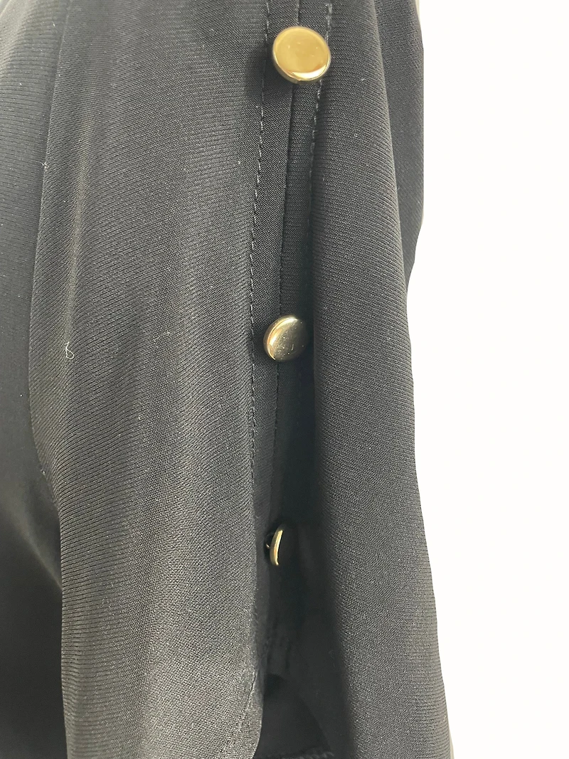 Haut uni avec boutons dorés aux manches