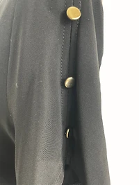 Haut uni avec boutons dorés aux manches