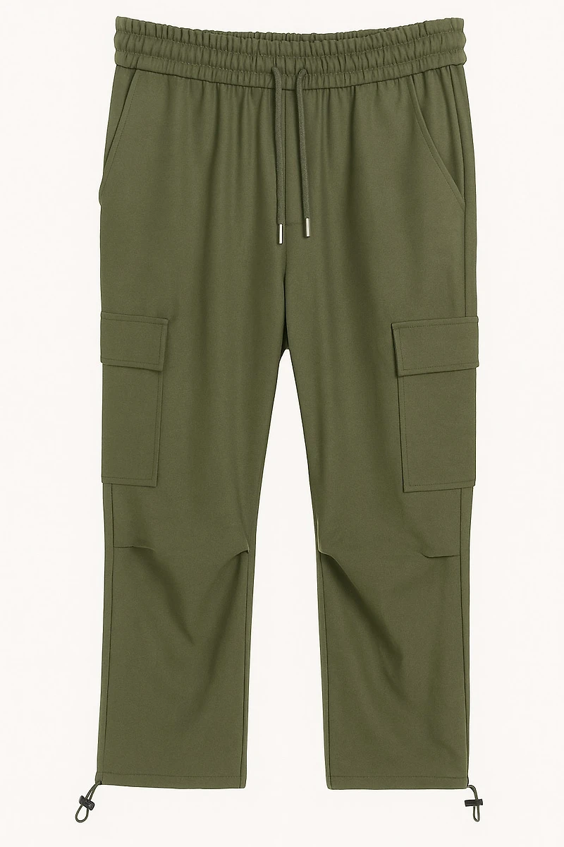 Straight-leg cargo pants with pleats at the knees
