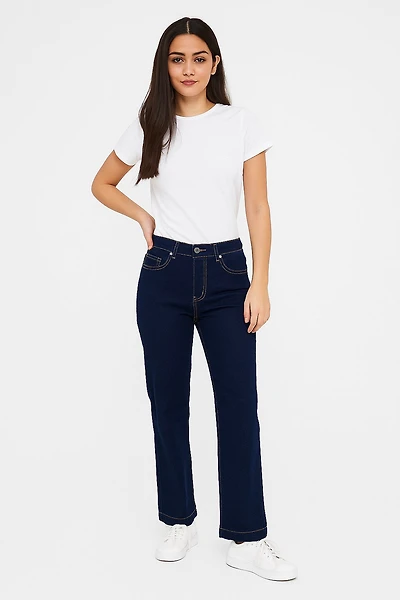 Pantalon jean à jambes larges avec ceinture strass