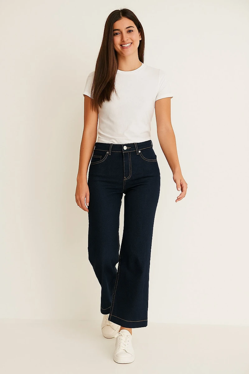 Pantalon jean à jambes larges avec ceinture strass