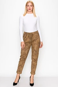 Pantalon froissé imprimé avec touche lustrée