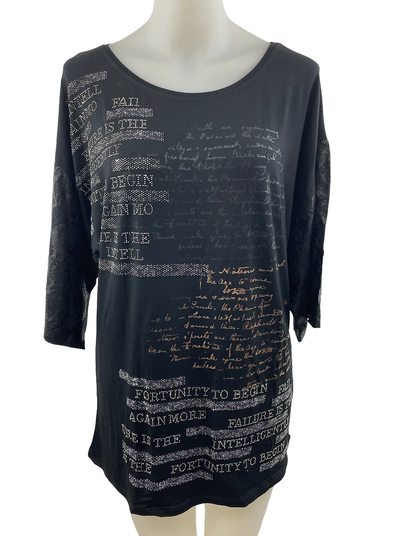 Haut imprimé de scripts lustrés ornés strass/cloutés