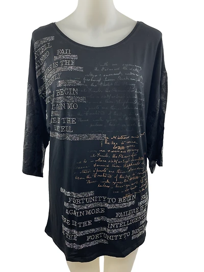 Haut imprimé de scripts lustrés ornés strass/cloutés