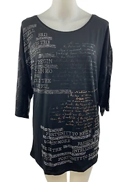 Haut imprimé de scripts lustrés ornés strass/cloutés