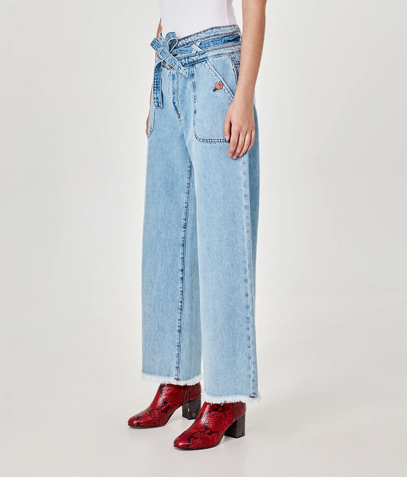 Durable high-waisted denim pants with belt