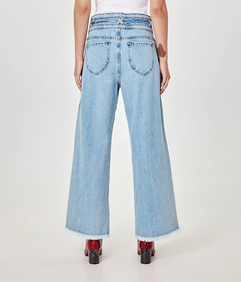 Durable high-waisted denim pants with belt