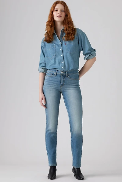 Le jeans Levi's coupe droite bleu délavé