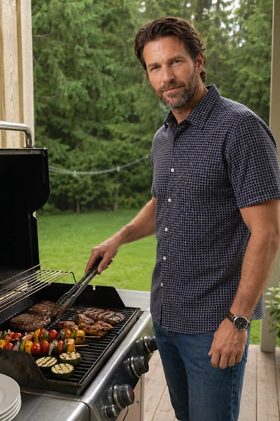 La chemise marine à motif
