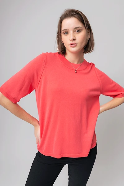 Le t-shirt en tricot léger manches courtes allongées