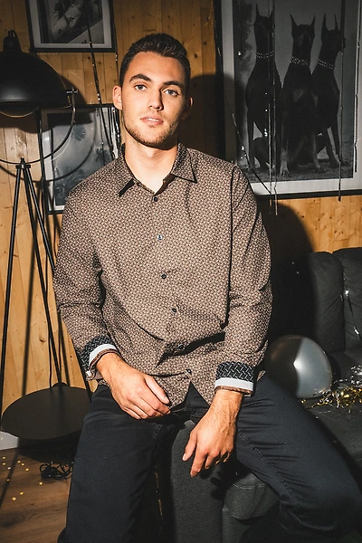 La chemise infroissable à revers contrastes