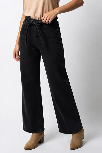 Le jean large taille haute avec ceinture à nouer