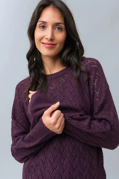 Le chandail en tricot ajouré