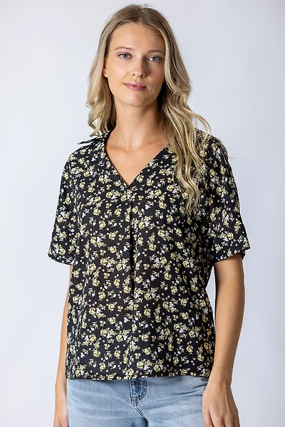 La blouse ample avec petites fleurs