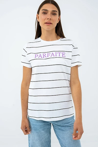 Le t-shirt rayé imprimé « Parfaite »