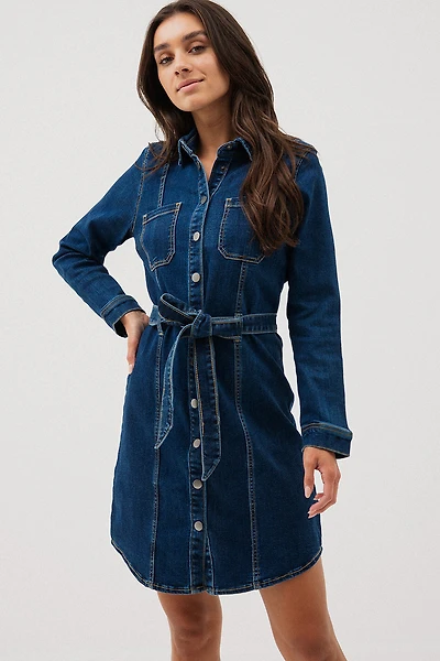 la robe en denim col chemisier avec ceinture à taille