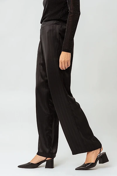 Le pantalon satiné scintillant