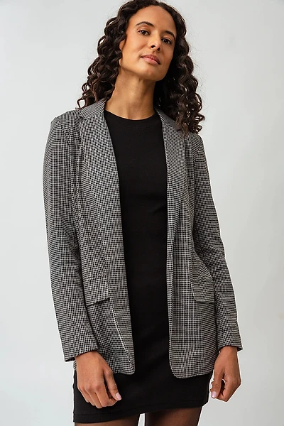 Le blazer à carreaux avec épaulettes
