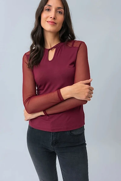Le t-shirt encolure torsadée