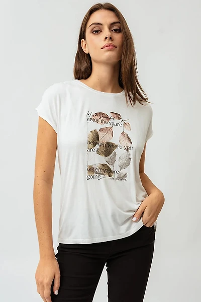 Le t-shirt imprimé épaules ruchées