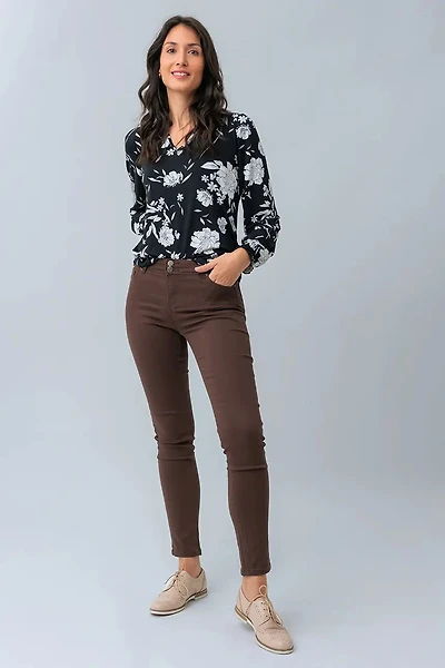 Le jeans étroit coloré sculptant