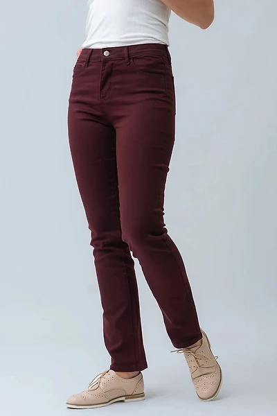 Le jeans droit coloré sculptant