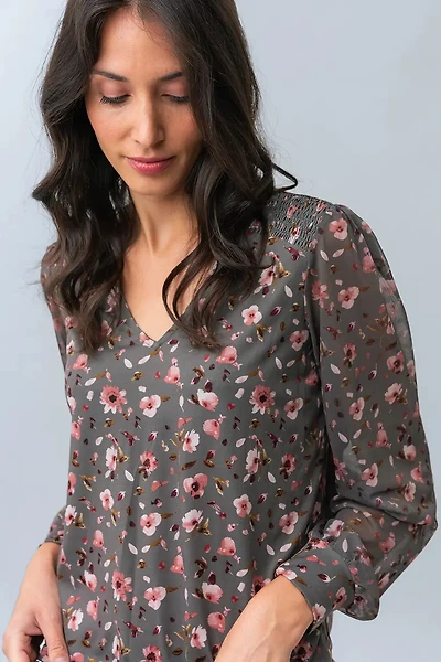 La blouse fleurie manches diaphanes