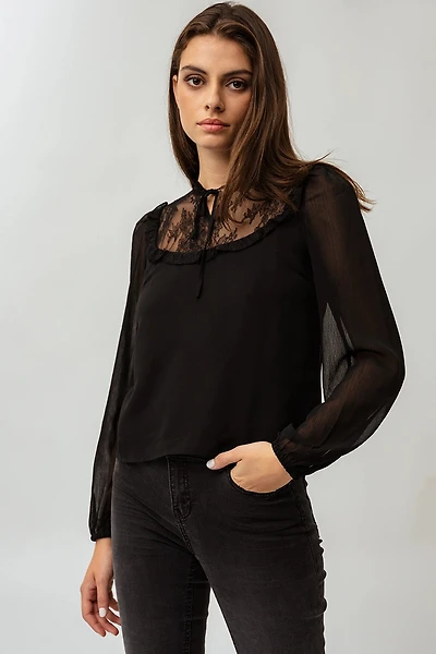 La blouse à nouer en dentelle