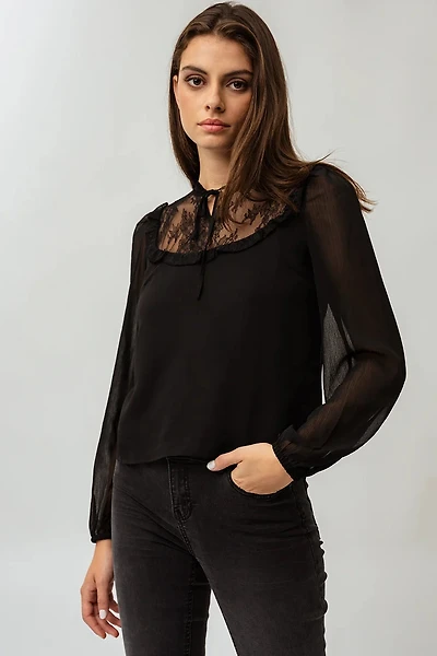 La blouse à nouer en dentelle