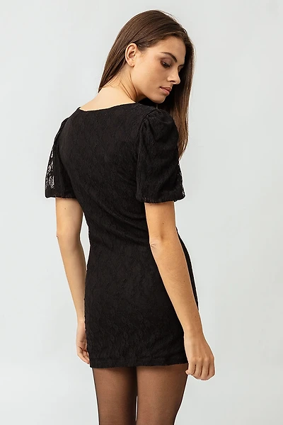 La robe noire en dentelle