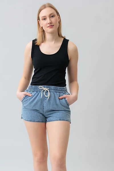 Le short en denim délavé