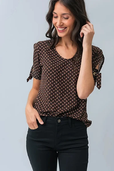 Le t-shirt imprimé manches ajourées