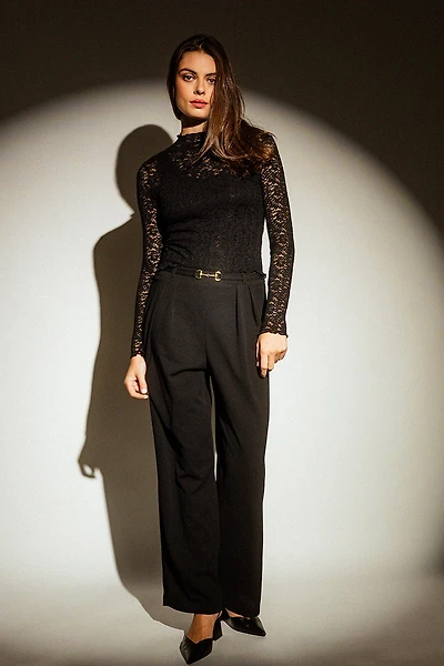 Le pantalon large ceinture dorée