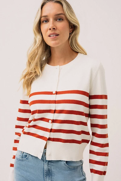 Le cardigan rayé blanc et rouille
